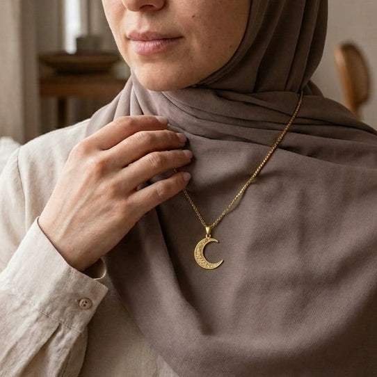 قلادة قمر سيليستيا الهلالية